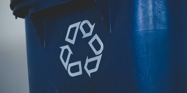 Kreislaufsymbol auf blauer Mülltone