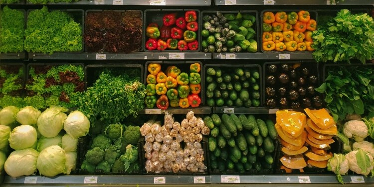 Gemüse in Regalen