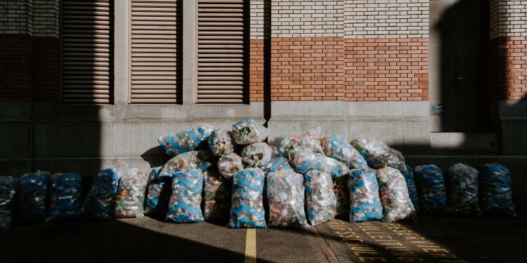 Müllsäcke auf der Straße aneinandergereiht