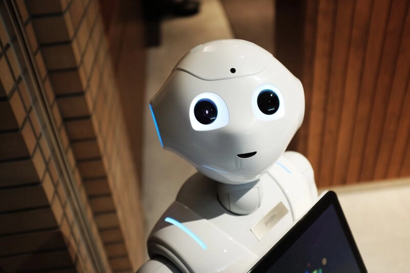 Ein freundlicher Roboter erledigt fleißig seine Aufgaben.