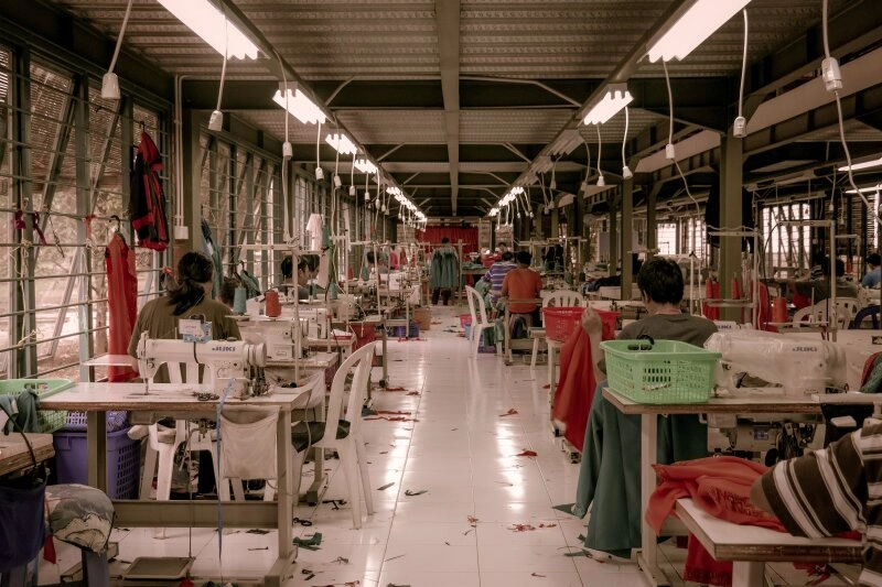 Näher:innen in einer Textilfabrik