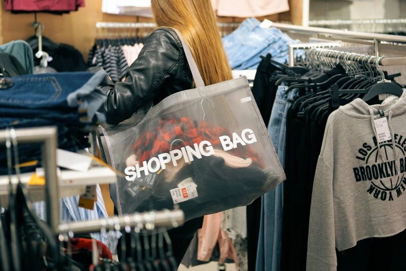 Junge Frau mit Shopping Bag