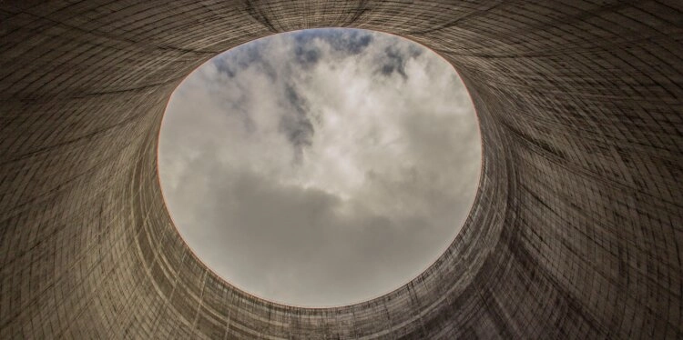 Blick aus der Röhre eines Atomkraftwerkes