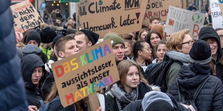 Klima-Aktivist:innen demonstrieren auf der Straße