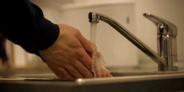 8 Tipps für das Wassersparen daheim: Einfach umsetzbare Praktiken im Alltag