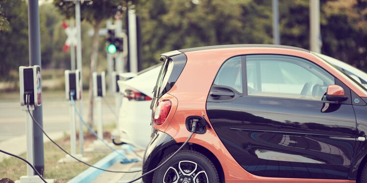 Vielerorts wird der Mix aus Elektroautos und Carsharing als Zukunftsmodell für nachhaltige Mobilität mit dem Auto angesehen. Doch die Angebote sind vielfältig.