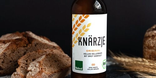 KNÄRZJE: Nachhaltiges Bier aus altem Brot gebraut