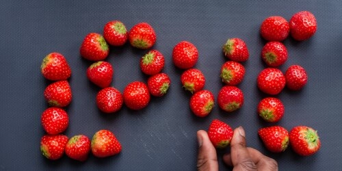 Das Wort “Liebe” mit Erdbeeren zusammengestellt