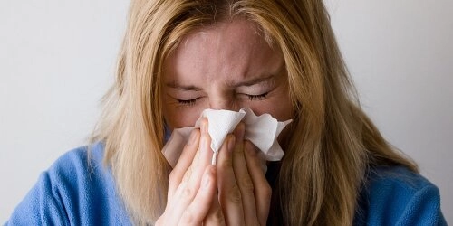 Schnupfen im Herbst: Erste Erkältung oder Allergie?