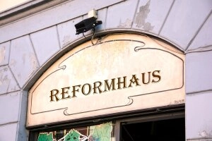 Eingangsschild "REFORMHAUS"