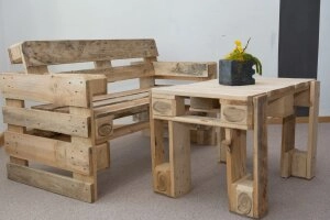 Tisch mit Stuhl aus Holzpaletten