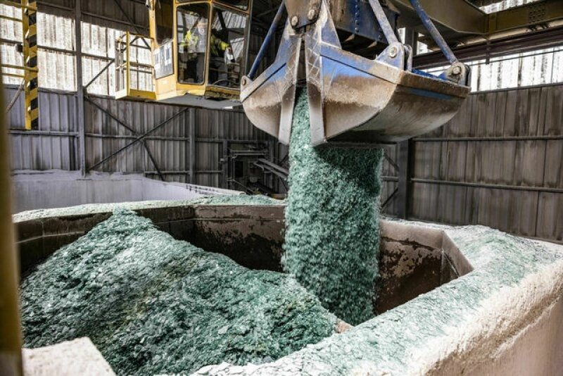 Das Glasrezyklat wird bei Saint-Gobain Glass eingeliefert.