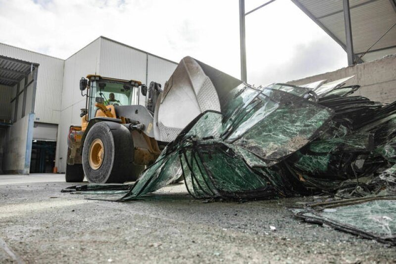 Kaputte Scheiben auf dem Weg zu Reiling Glas Recycling.