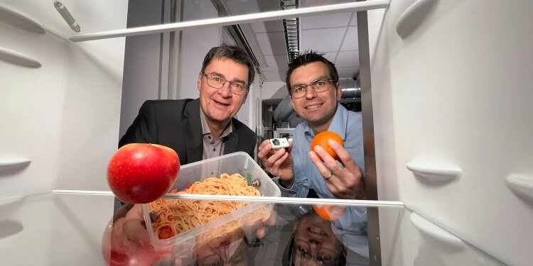 Professor Andreas Schütze (l) und Christian Bur (r) von der Universität des Saarlandes