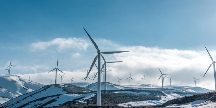 Windräder in Berglandschaft
