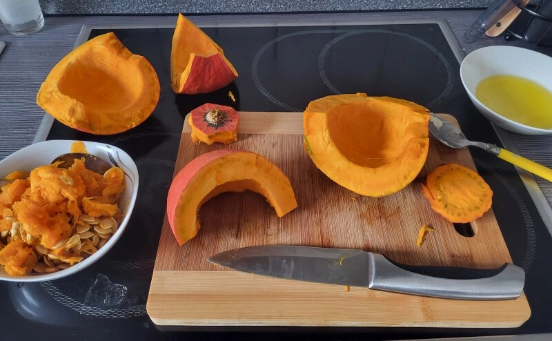 Erstmal muss der Kürbis auseinandergenommen werden.