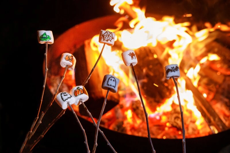 Mit Lebensmittelfarbe kann man lustige Bilder auf Marshmallows zaubern