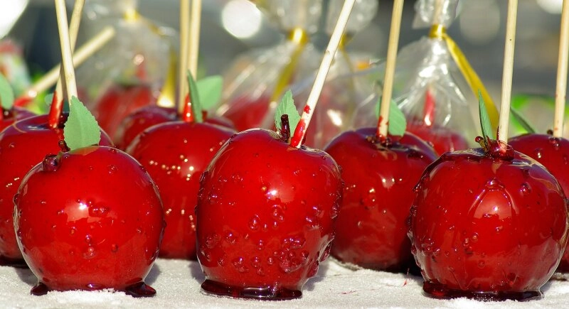 Ein echter Hingucker: rote, kandierte Äpfel!