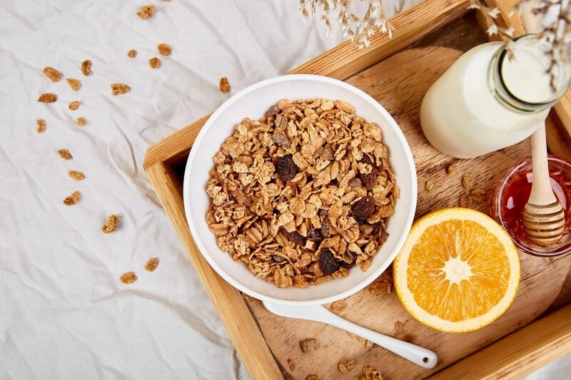 Auch ein selbstgemachtes Müsli aus Nüssen und Kernen bereichert den Mo