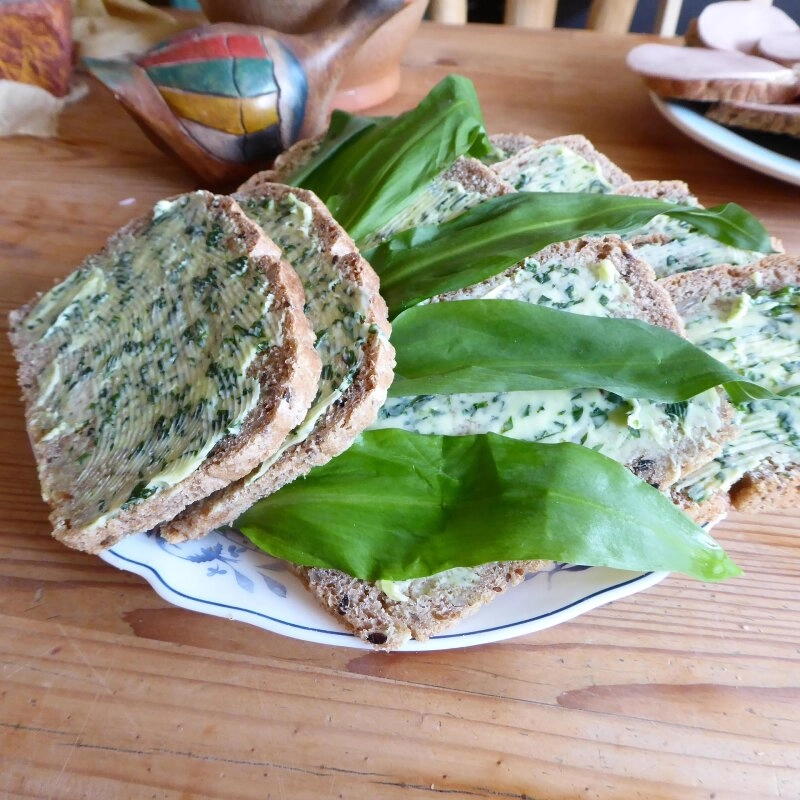 Köstliche Bärlauchbutter auf Brot - ein perfekter Frühlingssnack!