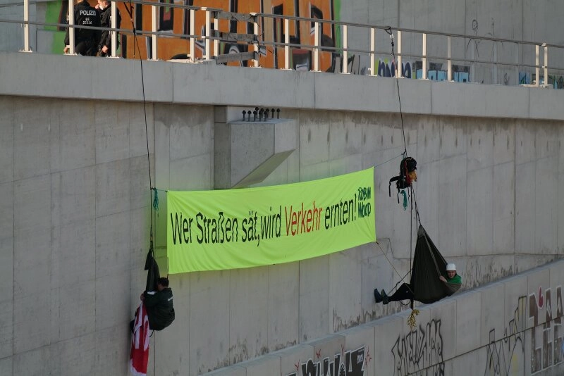 Am 5. Juni 2021 startete Robin Wood eine Banneraktion an der Autobahn