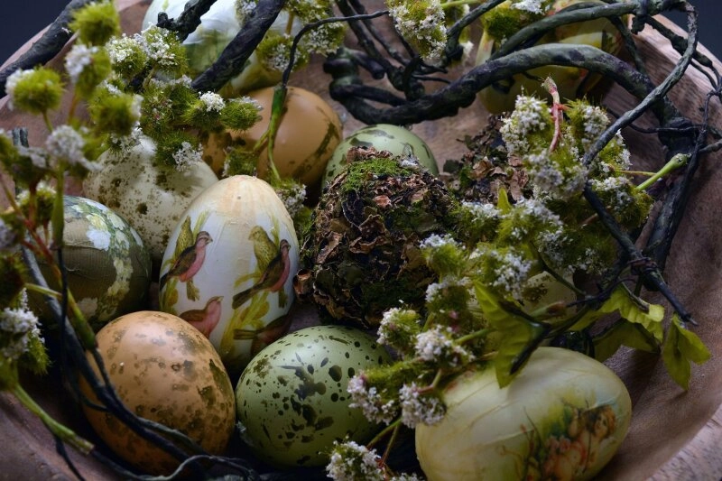 Ein selbst gemachtes Nest aus Zweigen, Moos und bemalten und beklebten