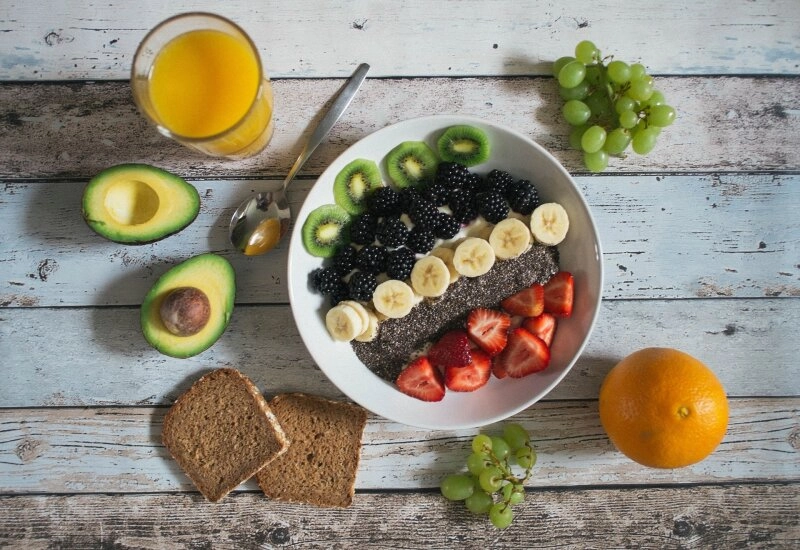 Etwas Obst, Vollkornbrot und gesunde Fette wie Avocado liefern genug E