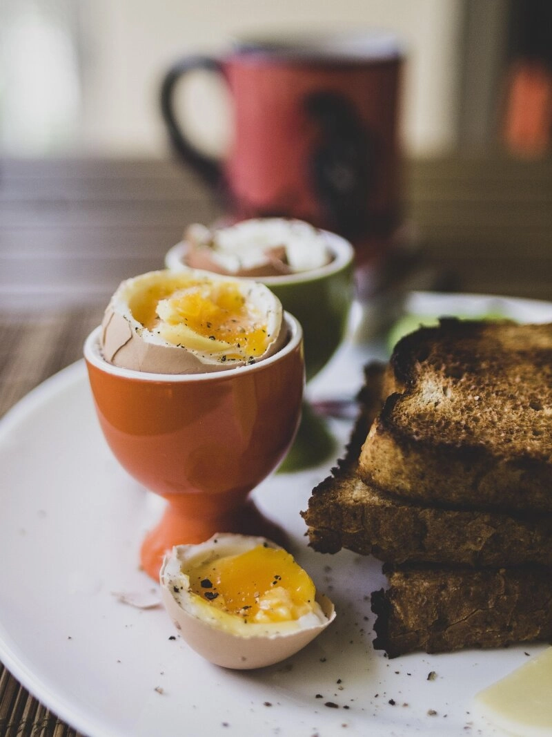 Für genug Protein am Morgen bieten sich vor allem Eier an.