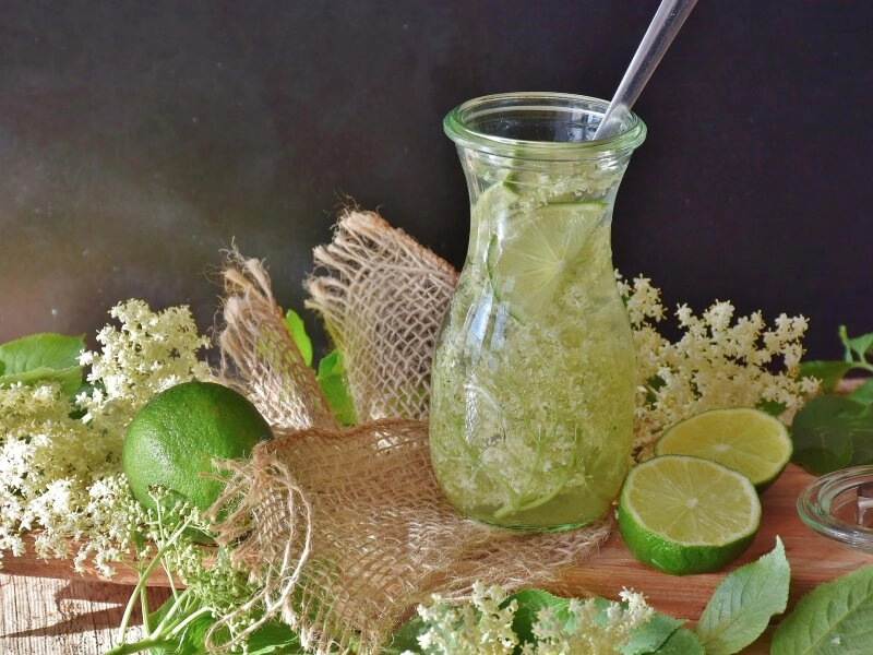 Auch perfekt als Limonade - Holunderblüten und Limetten!