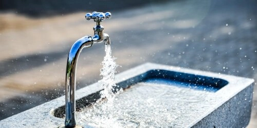 Gefahr aus dem Wasserhahn: PFAS-Alarm im Elsass